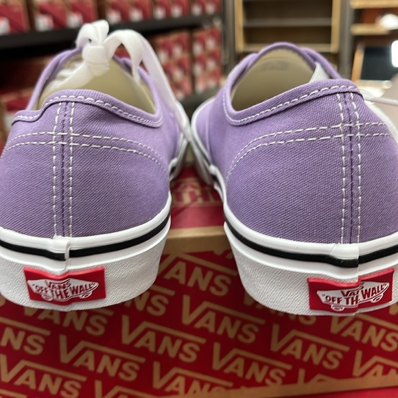 • Vans WMNS Authentic Chalk Violet/True White
VN0A5HZS9GD
Sneakers - Picture 11 of 16